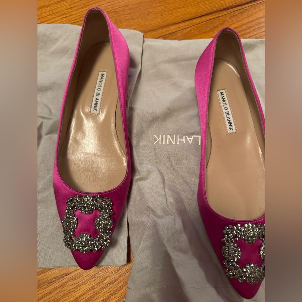 Manolo Blahnik size 9 silk satin flats
Comes with box and dust bag